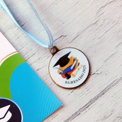 DIPLOMA-MEDALLA 2025 CON VINILO Y CINTA Egresados