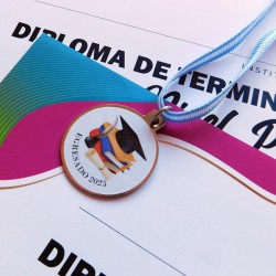 DIPLOMA-MEDALLA 2025 CON VINILO Y CINTA Egresados