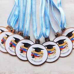 MEDALLA MAS CINTA EGRESADOS METAL CON VINILO