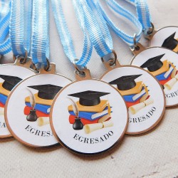 MEDALLA MAS CINTA EGRESADOS METAL CON VINILO