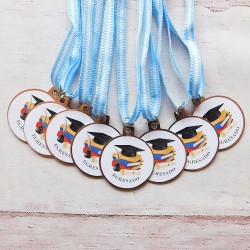 MEDALLA MAS CINTA EGRESADOS METAL CON VINILO