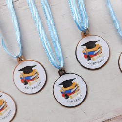 MEDALLA MAS CINTA EGRESADOS METAL CON VINILO