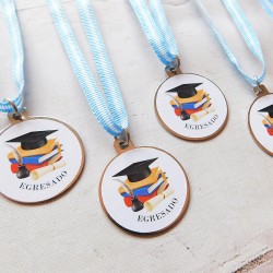 MEDALLA MAS CINTA EGRESADOS METAL CON VINILO