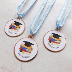 MEDALLA MAS CINTA EGRESADOS METAL CON VINILO