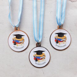 MEDALLA MAS CINTA EGRESADOS METAL CON VINILO